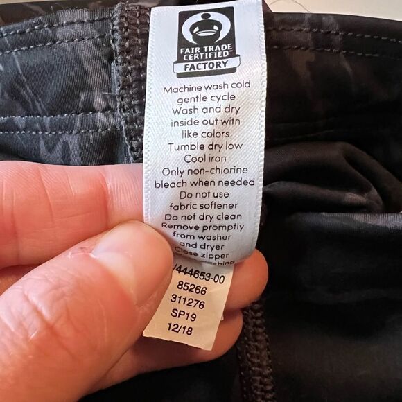 ‎Athleta printed cropped leggings. Size large tall. - Picture 6 of 12